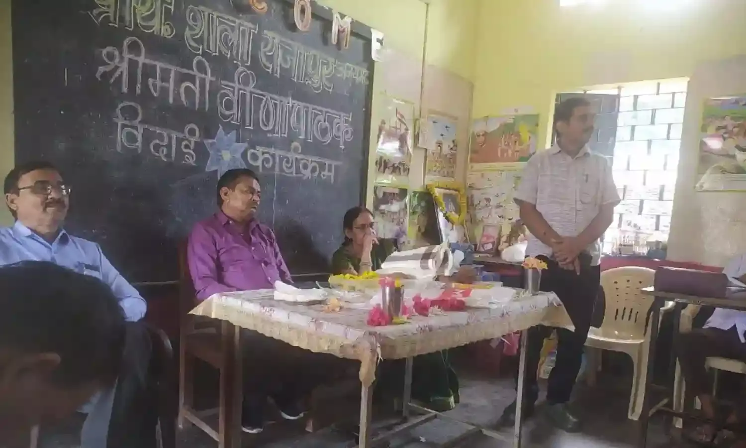 सेवानिवृत्ति पर सहायक शिक्षिका को विद्यालय में दी गई भावभीनी विदाई
