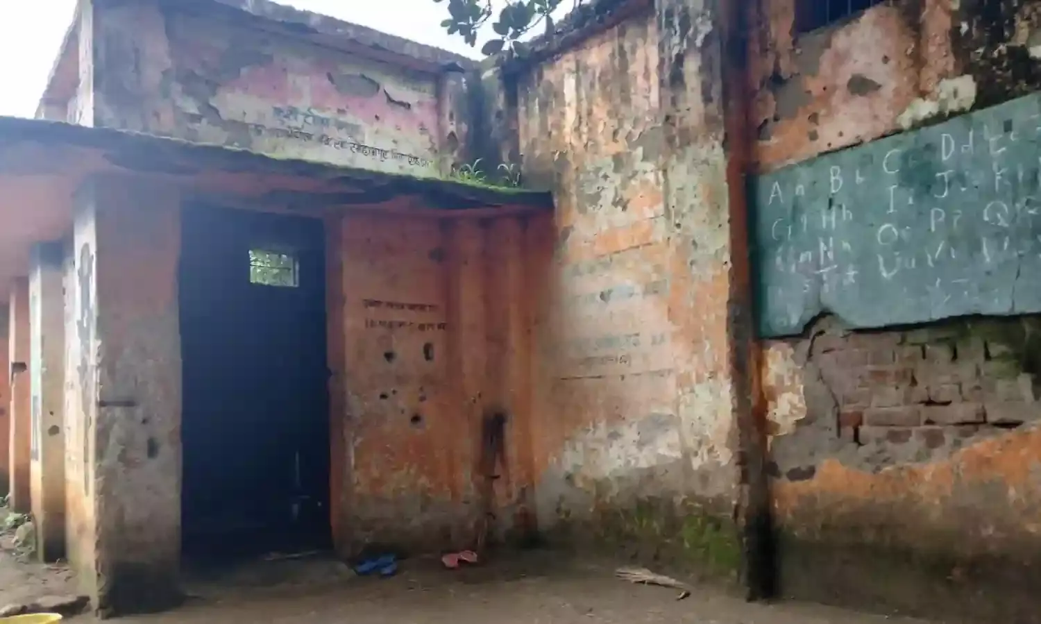 ग्रामीण इलाकों में जर्जर हो चुके विद्यालय भवन