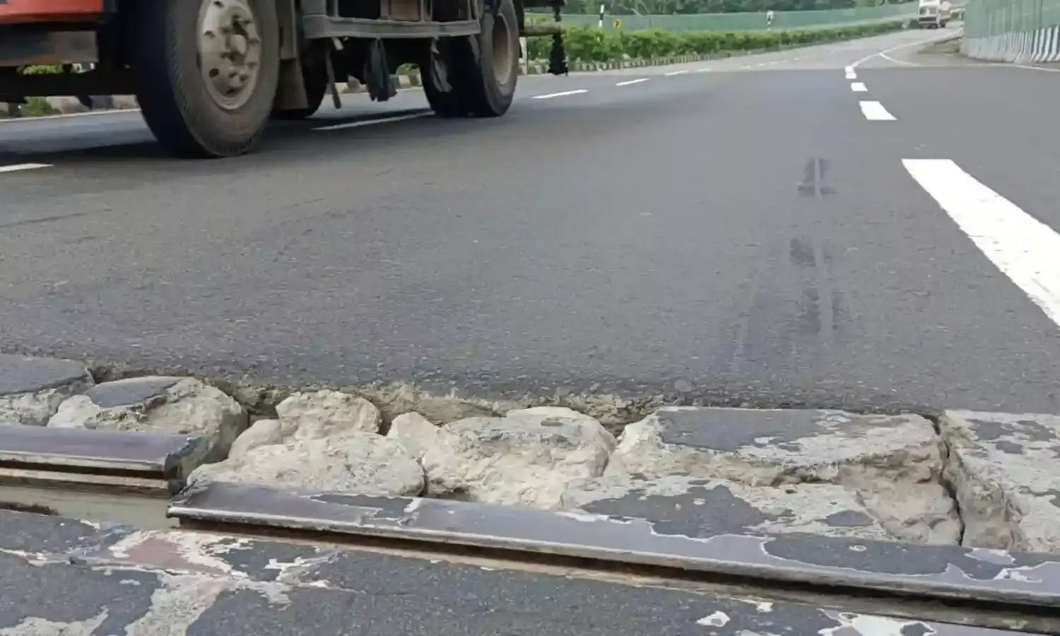 देश के पहले लाइट एण्ड साउण्ड प्रूफ राष्ट्रीय राजमार्ग की हालत हो गई खस्ता