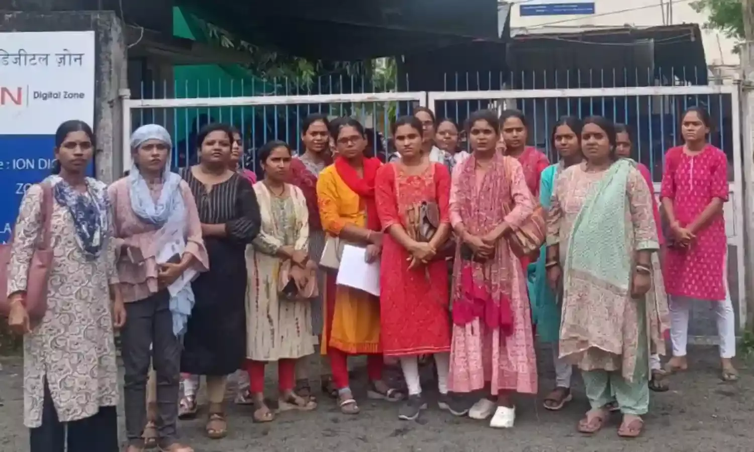 आधार कार्ड में पति के नाम पर आपत्ति, मैरेज सर्टिफिकेट दिखाए बिना परीक्षा देने से रोका