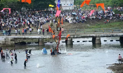 परंपरागत खूनी खेल में 600 से ज्यादा घायल, 13 लोग हुए गंभीर घायल परंपरागत खूनी खेल में 600 से ज्यादा घायल, 13 लोग हुए गंभीर घायल