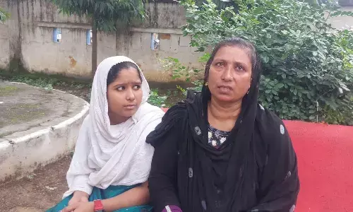 जनसुनवाई में आत्महत्या की कोशिश, महिला ने अधिकारियों के सामने डाला खुद पर केरोसिन जनसुनवाई में आत्महत्या की कोशिश, महिला ने अधिकारियों के सामने डाला खुद पर केरोसिन