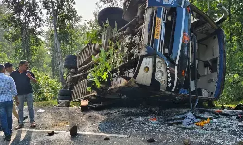 यात्रियों से भरी लखनऊ से छत्तीसगढ़ जा रही बस अनियंत्रित होकर पलटी