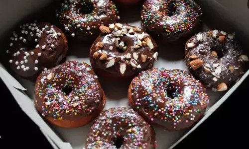 टीचर्स को खिलाएं अपने हाथों से बना बेकरी स्टाइल डोनट्स, सेलिब्रेशन का मजा हो जाएगा दुगना