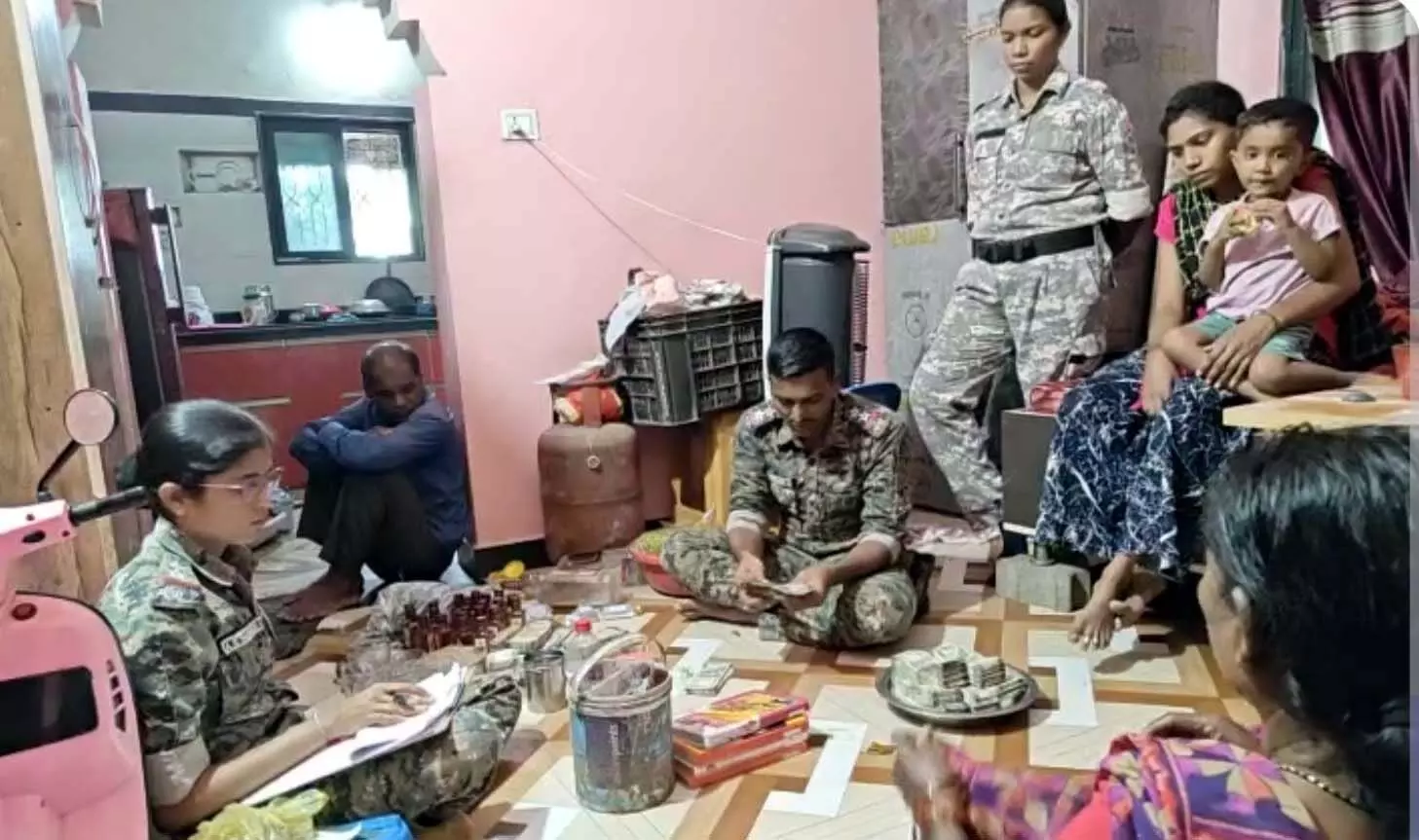 पुलिस ने मारा छापा , शराब विक्रेता के घर पर मिले 21 लाख रुपए पुलिस ने मारा छापा , शराब विक्रेता के घर पर मिले 21 लाख रुपए