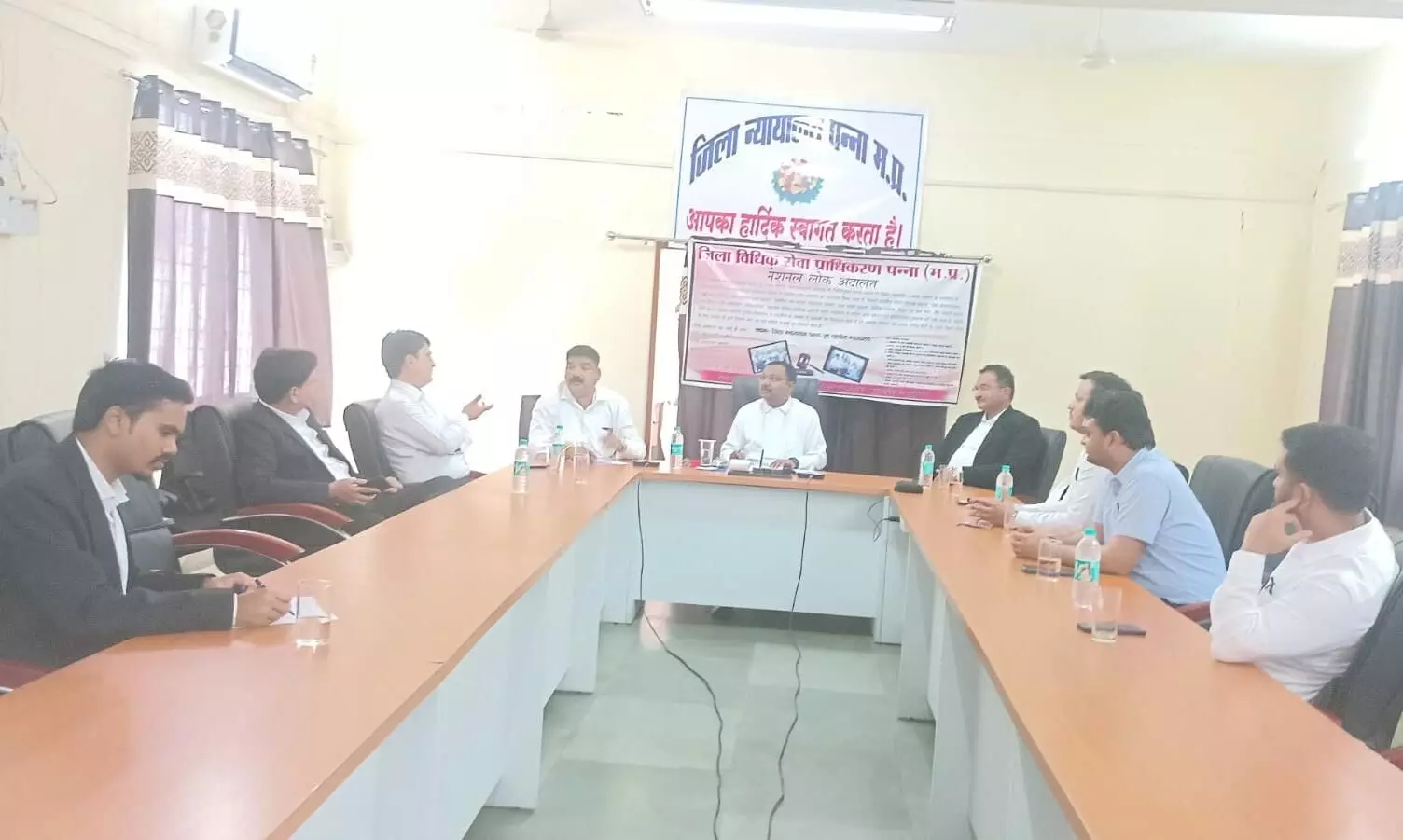 प्रभारी प्रधान जिला न्यायाधीश की अध्यक्षता में हुई बैठक प्रभारी प्रधान जिला न्यायाधीश की अध्यक्षता में हुई बैठक