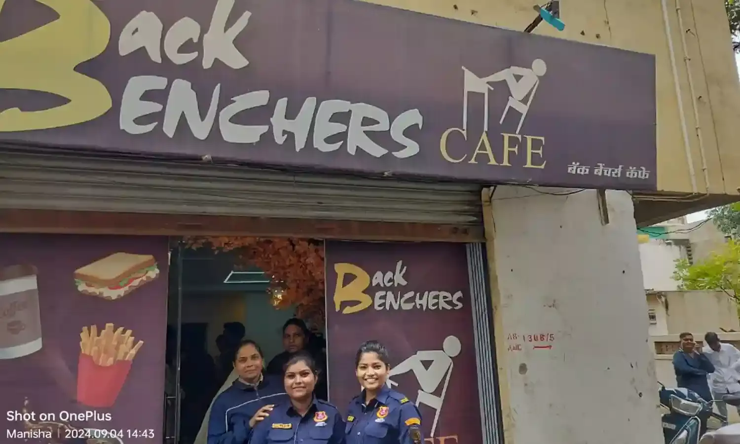 बैक बैंचर कैफे पर छापा , अश्लील हरकतें करते हुए 12 युवक व युवतियों को पकड़ा