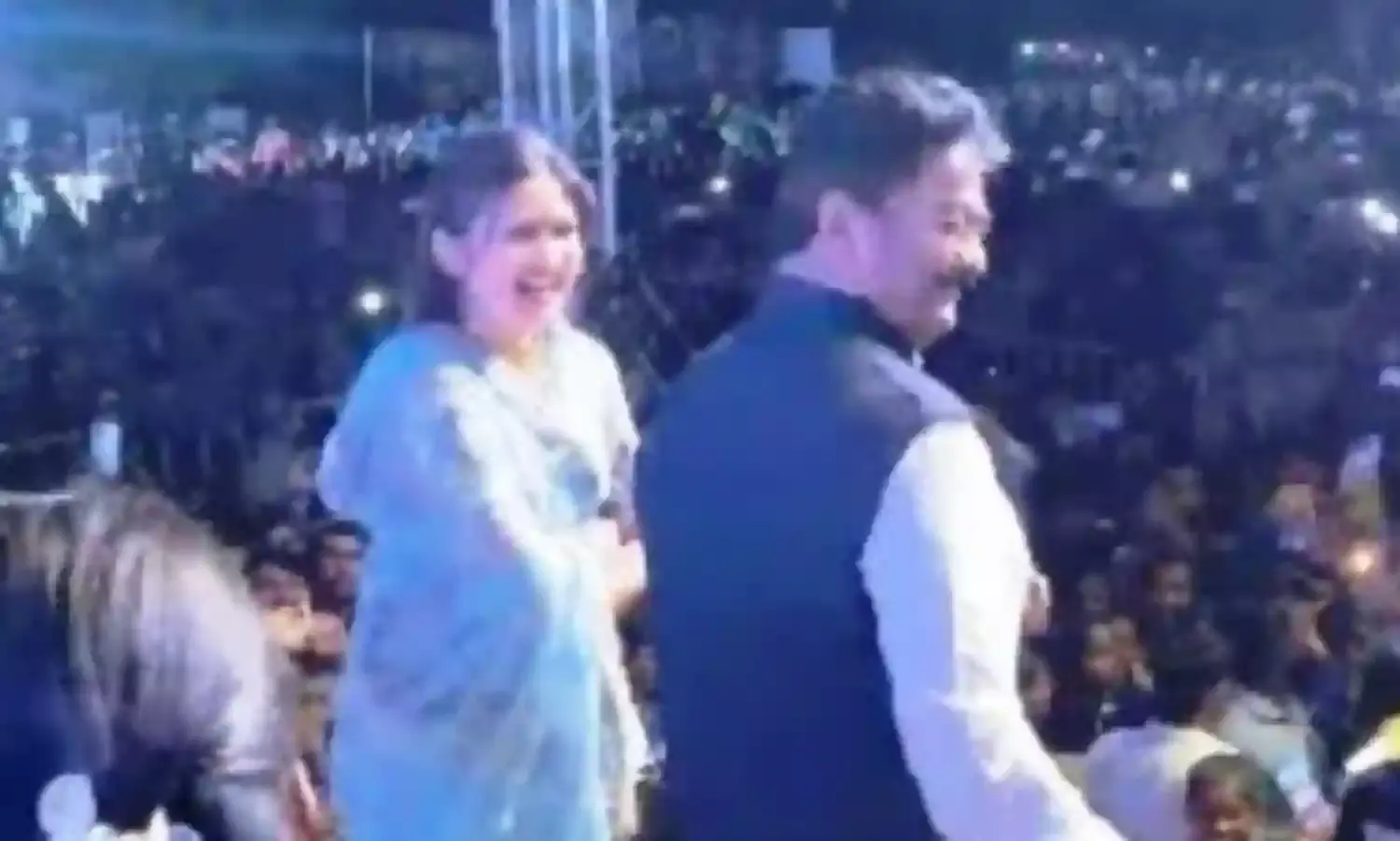 इधर बाढ़ में परेशान होते रहे लोग, उधर नृत्यमग्न होकर झूमते रहे भाजपा विधायक