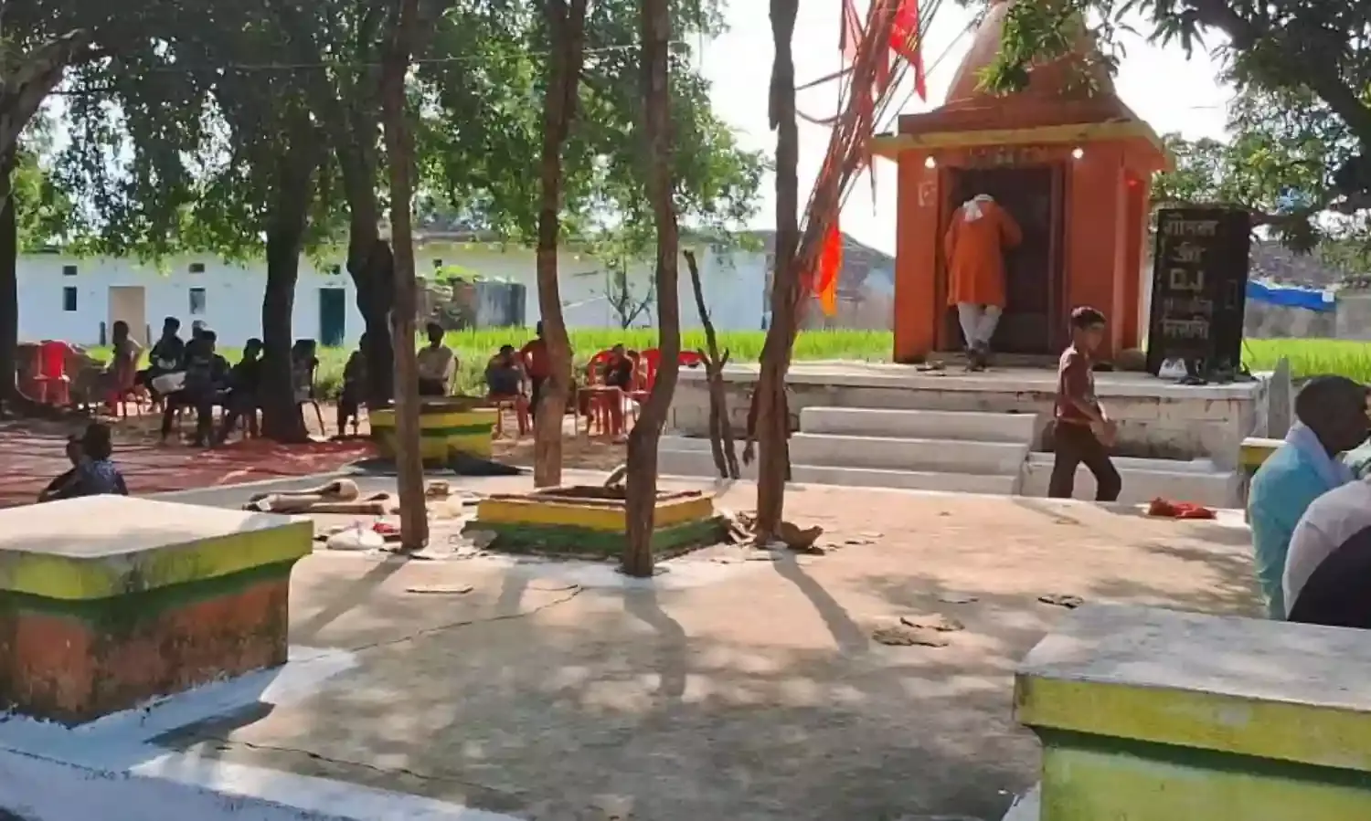 सतधारा स्थित हनुमान मंदिर में चल रही अखंड रामधुन आयोजित हुआ भंडारा