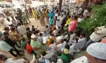 थाने के सामने मुस्लिम समुदाय का 10 घंटे तक चला प्रदर्शन, नितेश के खिलाफ कार्रवाई की मांग