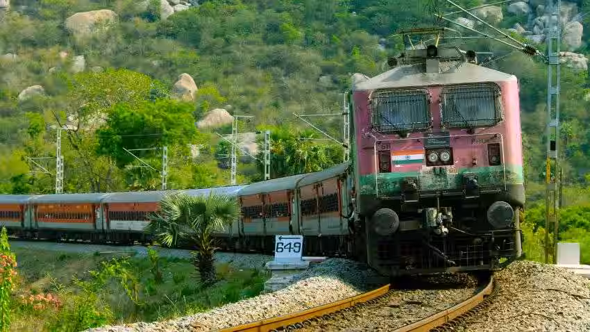 रेल विकास कार्य के चलते 3 ट्रेनों का मार्ग बदला, 14 विलंब से पहुंची तो 8 ट्रेनें रद्द