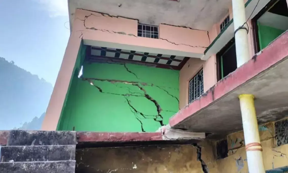 जोशीमठ की तरह लगातार हो रहा लैंडस्लाइड, सड़क-मकानों में आई दरारें, विस्पाथन की मांग कर रहे 200 परिवार
