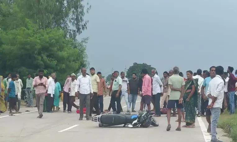 नेशनल हाइवे पर पिकअप की चपेट में आने से बाइक सवार दम्पति की मौत
