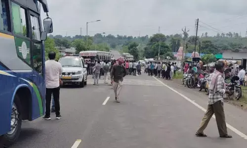 बेलगाम बस ने बाइक सवारों को मारी टक्कर, दो घायल बेलगाम बस ने बाइक सवारों को मारी टक्कर, दो घायल