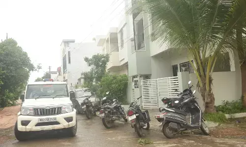 सराफा व्यापारी की नाक पर पिस्तौल मारकर 25 किलो चांदी लूटकर भागे सराफा व्यापारी की नाक पर पिस्तौल मारकर 25 किलो चांदी लूटकर भागे