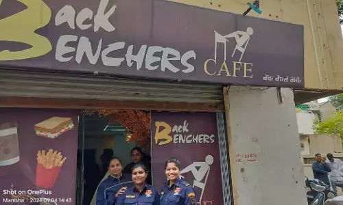 बैक बैंचर कैफे पर छापा , अश्लील हरकतें करते हुए 12 युवक व युवतियों को पकड़ा बैक बैंचर कैफे पर छापा , अश्लील हरकतें करते हुए 12 युवक व युवतियों को पकड़ा