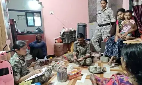 पुलिस ने मारा छापा , शराब विक्रेता के घर पर मिले 21 लाख रुपए