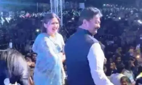 इधर बाढ़ में परेशान होते रहे लोग, उधर नृत्यमग्न होकर झूमते रहे भाजपा विधायक इधर बाढ़ में परेशान होते रहे लोग, उधर नृत्यमग्न होकर झूमते रहे भाजपा विधायक