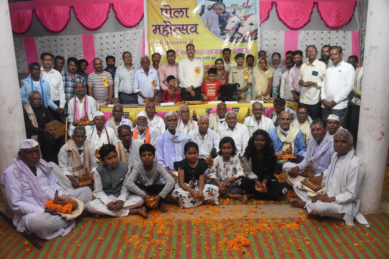 गुनखेड़ में सभी बुजुर्गों का सम्मान कर पोला मनाया, उपहार में भव्य राममंदिर का मोमेंटन भेंट किए।