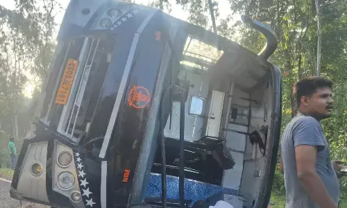 लखनऊ से बिलासपुर जा रही बस पलटी, 20 घायल