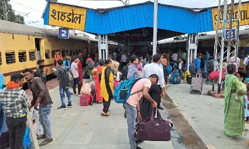 अमरकंटक एक्सप्रेस के एसी में बेकार मिले चादर, कंबल तो जैसे धुलते ही नहीं