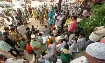 थाने के सामने मुस्लिम समुदाय का 10 घंटे तक चला प्रदर्शन, नितेश के खिलाफ कार्रवाई की मांग थाने के सामने मुस्लिम समुदाय का 10 घंटे तक चला प्रदर्शन, नितेश के खिलाफ कार्रवाई की मांग