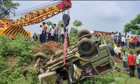 भारत-चीन बॉर्डर पर 700 फीट गहरी खाई में गिरा सेना का ट्रक, 4 जवानों की मौत