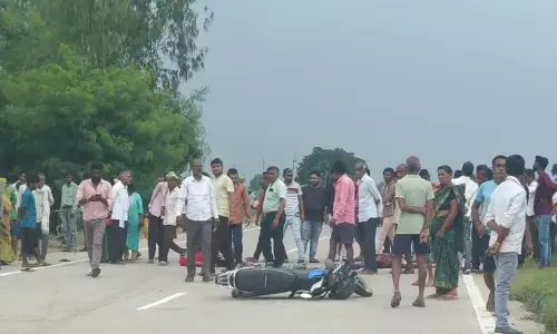 नेशनल हाइवे पर पिकअप की चपेट में आने से बाइक सवार दम्पति की मौत नेशनल हाइवे पर पिकअप की चपेट में आने से बाइक सवार दम्पति की मौत