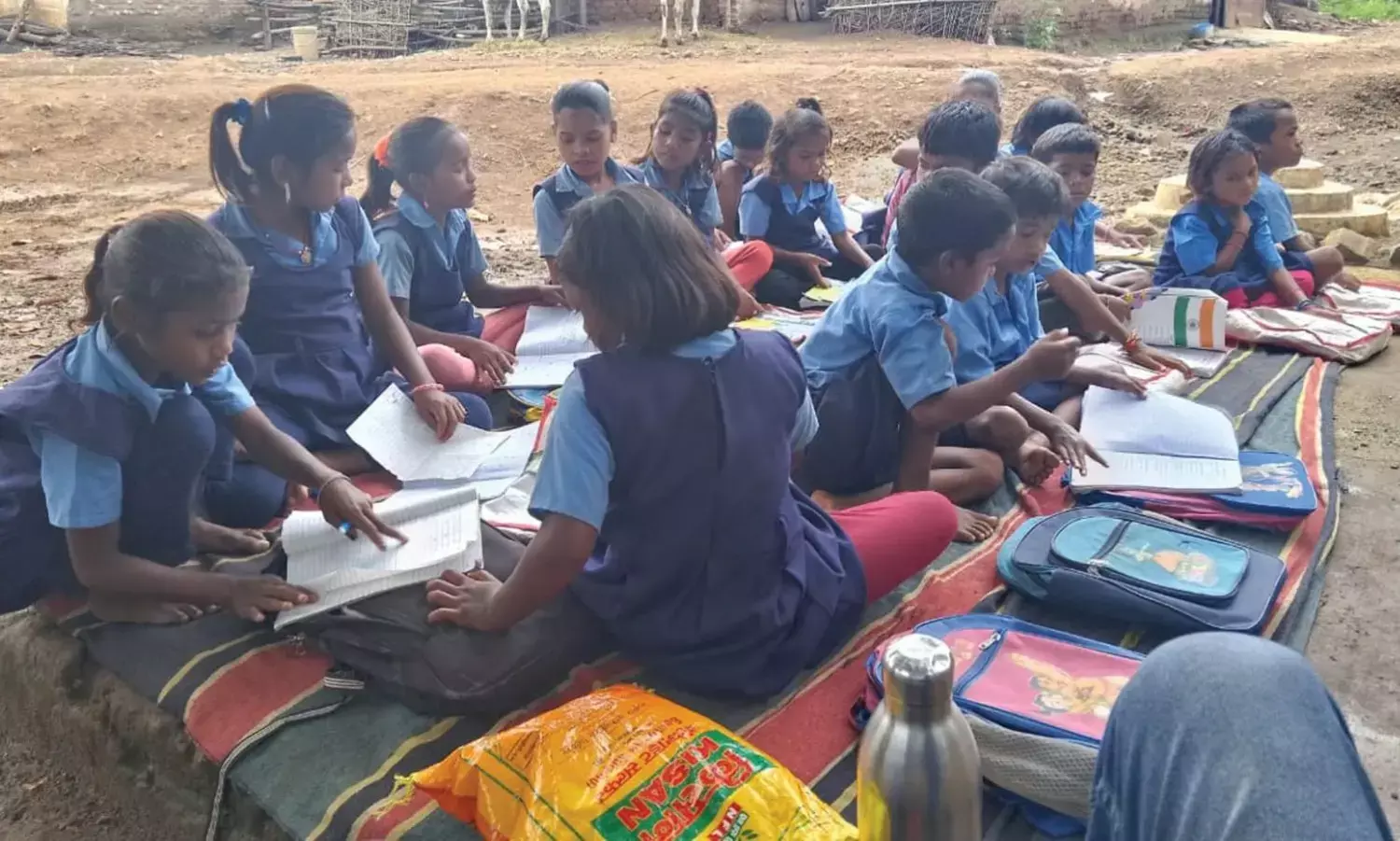 जिले में नौनिहालों के लिए प्राथमिक स्तर से ही शिक्षा की स्थिति बदहाल