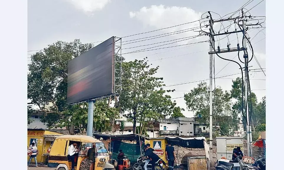 शहर में लगे अवैध होर्डिंग्स और यूनिपोल के मामले में हाईकोर्ट ने तलब की स्टेटस रिपोर्ट
