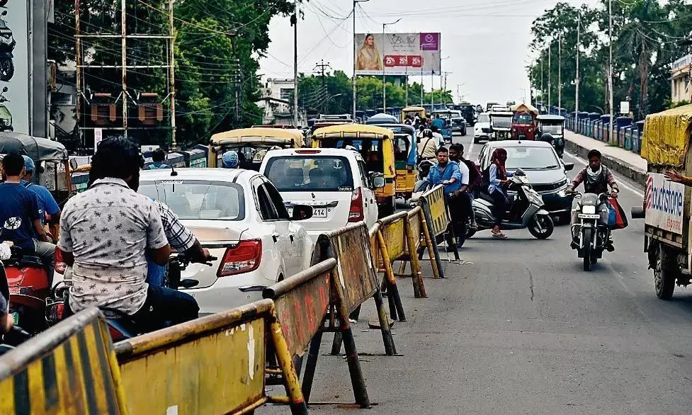 ब्लूम चौक से शास्त्री ब्रिज तक सड़क पर लगा दिए बैरिकेड्स