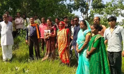 कागज में बन गया तालाब, खेत मेें ढूंढने निकले पंच-ग्रामीण कागज में बन गया तालाब, खेत मेें ढूंढने निकले पंच-ग्रामीण