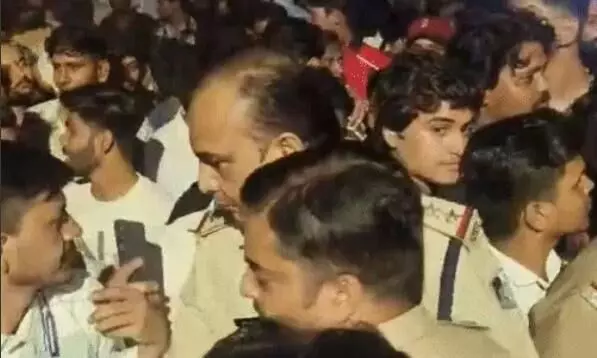 गणेश प्रतिमा के जूलूस पर पत्थर फेंकने का आरोप, गुस्साए लोगों ने थाने का किया घेराव, पुलिस ने एफआईआर दर्ज कर शुरू की जांच गणेश प्रतिमा के जूलूस पर पत्थर फेंकने का आरोप, गुस्साए लोगों ने थाने का किया घेराव, पुलिस ने एफआईआर दर्ज कर शुरू की जांच