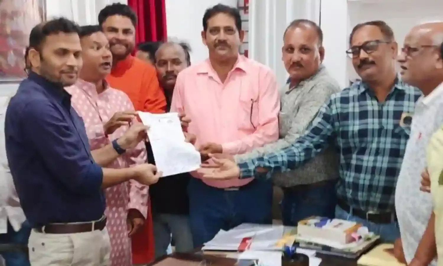 पत्रकारों के स्वास्थ्य बीमा की किश्त बढाये जाने पर मुख्यमंत्री एवं सांसद के नाम सौंपा ज्ञापन