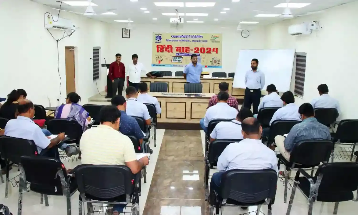 एनएमडीसी हीरा खनन परियोजना में हिन्दी माह का किया जा रहा आयोजन