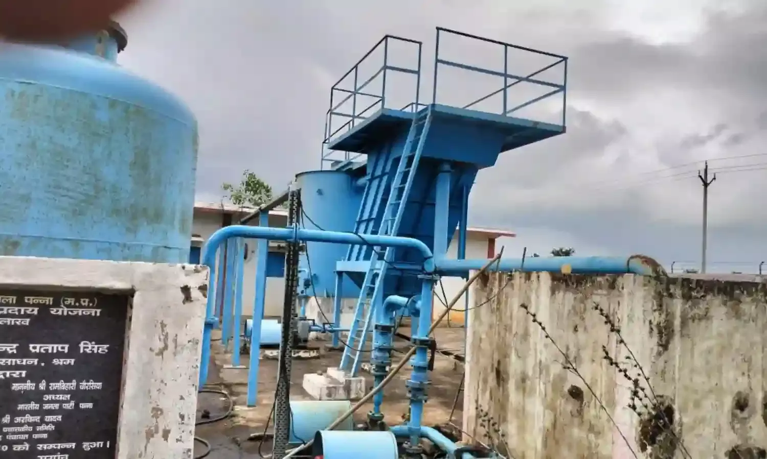 जिला पंचायत सदस्य एवं सरपंच के साथ पहुंचे ग्रामीणों जल शोधन प्लाण्ट ठोका ताला, जलकर की राशि नहीं मिलने से बंद की सप्लाई