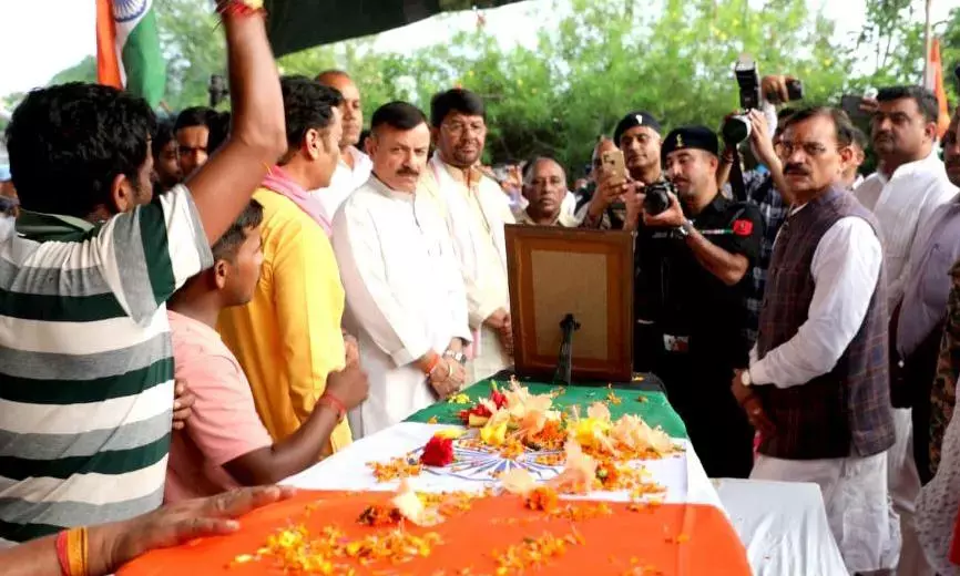 प्रभारी मंत्री उदय प्रताप सिंह, राज्य मंत्री लखन पटेल, सांसद वीडी शर्मा ने हरदुआकला पहुँचकर नम आँखों से दी वीर सपूत को श्रद्धांजलि