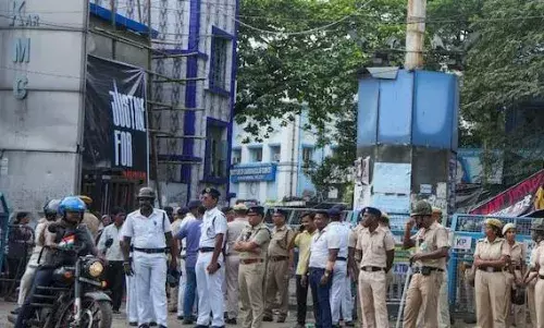 युवक की मौत के बाद हुआ जबरदस्त हंगामा, परिवार का आरोप - मौके पर कोई डॉक्टर नहीं था मौजूद युवक की मौत के बाद हुआ जबरदस्त हंगामा, परिवार का आरोप - मौके पर कोई डॉक्टर नहीं था मौजूद