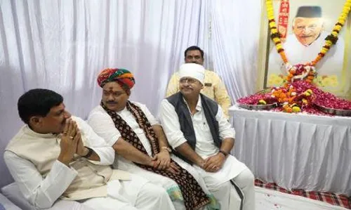 मुख्यमंत्री मोहन यादव के निवास पहुंचे संत पंडोखर सरकार, स्व. पूनमचंद यादव के चित्र पर पुष्पांजलि अर्पित की
