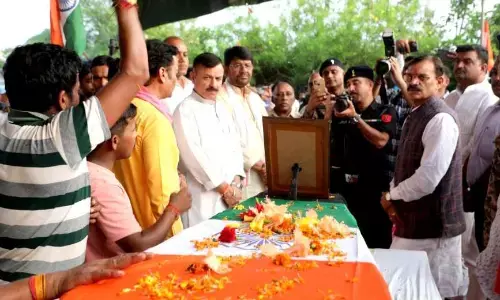 प्रभारी मंत्री उदय प्रताप सिंह, राज्य मंत्री लखन पटेल, सांसद वीडी शर्मा ने हरदुआकला पहुँचकर नम आँखों से दी वीर सपूत को श्रद्धांजलि