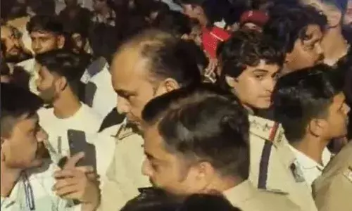 गणेश प्रतिमा के जूलूस पर पत्थर फेंकने का आरोप, गुस्साए लोगों ने थाने का किया घेराव, पुलिस ने एफआईआर दर्ज कर शुरू की जांच