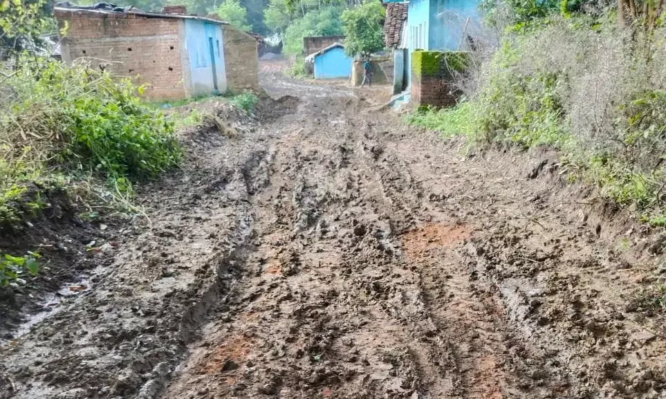 सीएम हेल्पलाईन में शिकायत के बाद भी हो रहा सीसी रोड का घटिया निर्माण