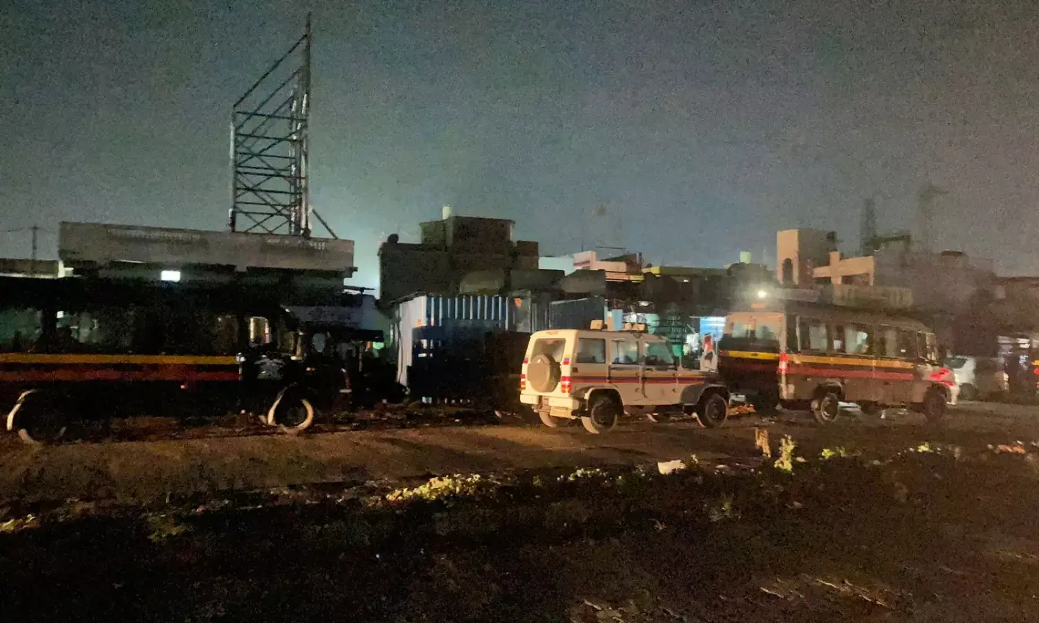 दो परिवारों के विवाद में पथराव और लाठियों से हमला, 32 के खिलाफ मामला दर्ज
