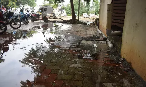 जिला अस्पताल परिसर में बह रही सीवरेज की गंदगी, दुर्गंध से मरीज व परिजन हलाकान