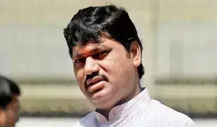 किसान बाढ़ से परेशान लेकिन कृषि मंत्री धनंजय मुंडे फिल्म स्टारों के साथ मजे कर रहे- वडेट्टीवार