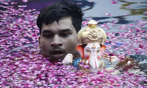 डेढ़ दिन की पूजा-पाठ के बाद मुंबईकरों ने बप्पा को किया विदा, कृत्रिम तालाबों में विसर्जन