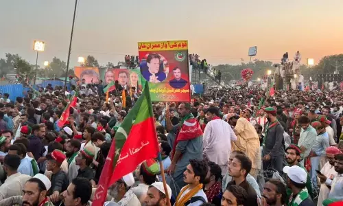 इस्लामाबाद में पुलिस और इमरान खान के कार्यकर्ताओं में झड़प, कई घायल, हालात हुए बेकाबू