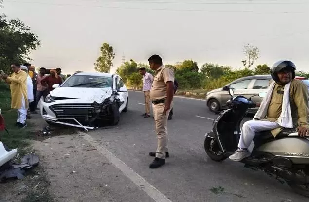 बाइक से जा रहे दो भाई कार की ठोकर से हुए घायल बाइक से जा रहे दो भाई कार की ठोकर से हुए घायल