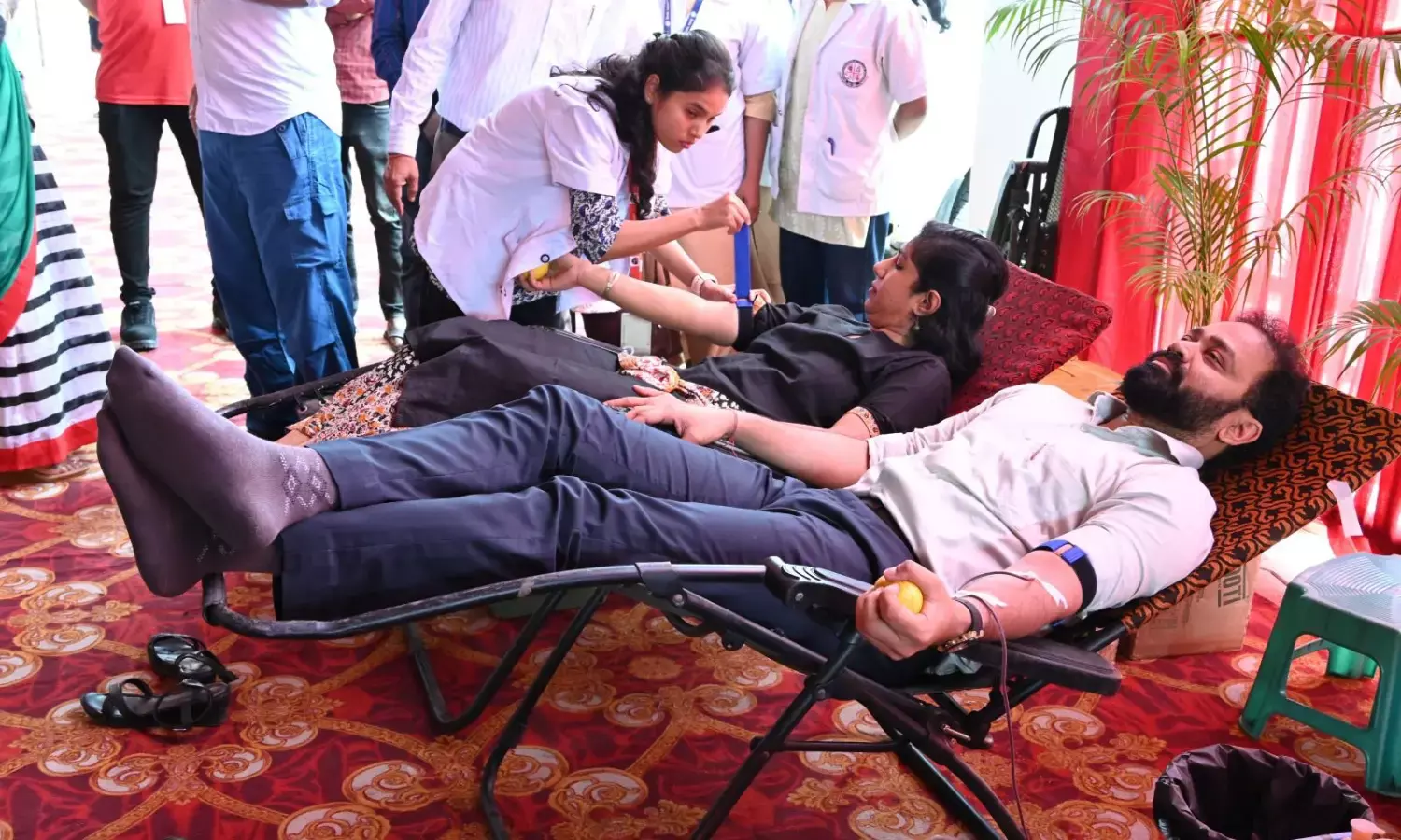 नागपुर के जिलाधिकारी, सीपी व मनपा आयुक्त ने किया रक्तदान