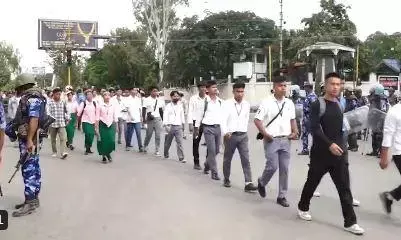 हिंसक हुआ छात्रों का प्रदर्शन, राज्यपाल के घर पर किया पथराव, 20 लोग घायल